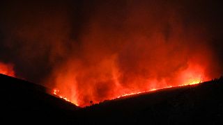 اشتعال النيران في جبل بينتيلي، شمال شرق أثينا، الثلاثاء 19 يوليو 2022