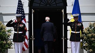 Il presidente statunitense Joe Biden in visita all'ambasciata ucraina a Washington