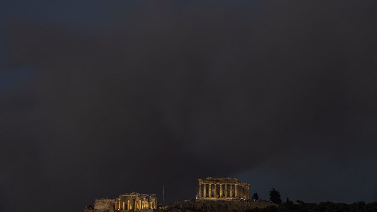 دخان الحرائق يعم سماء أثينا ويغطي تل الأكروبوليس القديم ومعبد البارثينون.