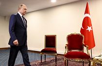 الرئيس الروسي فلاديمير بوتين يتوجه لاستقبال الرئيس التركي رجب طيب أردوغان قبل محادثاتهما في قصر سعد آباد في طهران. الثلاثاء 19 يوليو / تموز 2022.