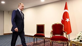 الرئيس الروسي فلاديمير بوتين يتوجه لاستقبال الرئيس التركي رجب طيب أردوغان قبل محادثاتهما في قصر سعد آباد في طهران. الثلاثاء 19 يوليو / تموز 2022.