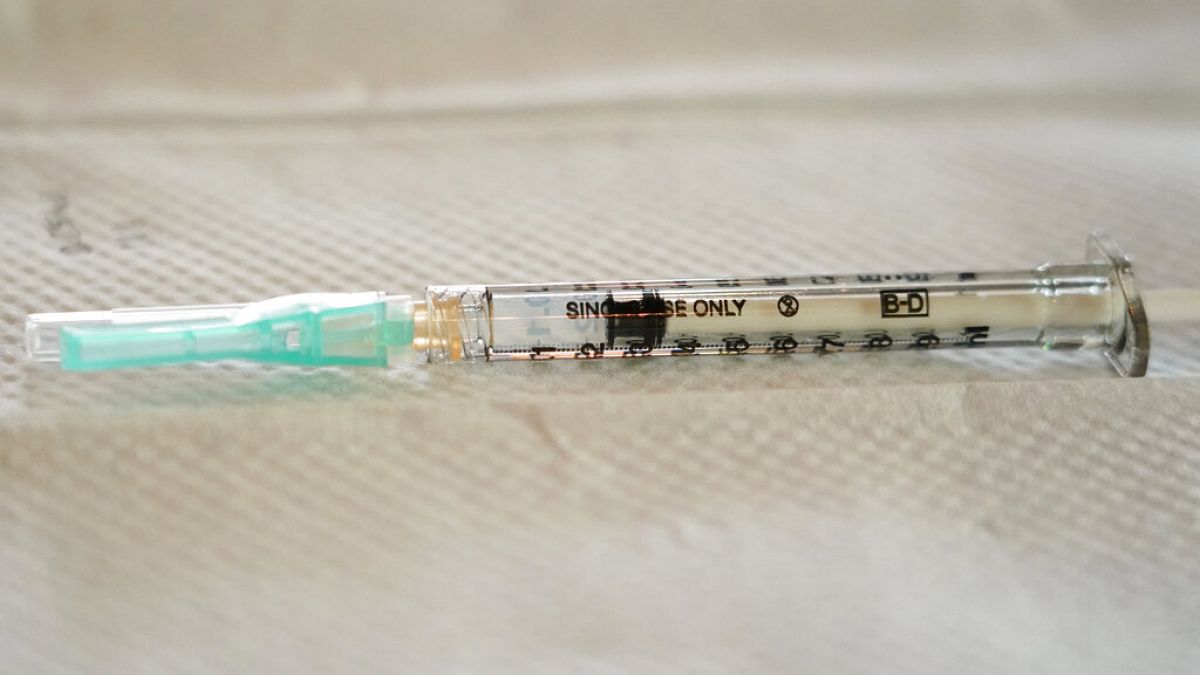 une seringue remplie d'une dose de vaccin anti-Covid