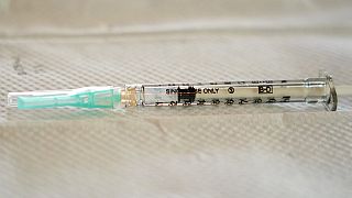 une seringue remplie d'une dose de vaccin anti-Covid