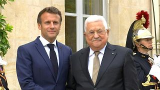 الرئيس الفرنسي إيمانويل ماكرون يستقبل الرئيس الفلسطيني محمود عباس في قصر الإليزيه بباريس.