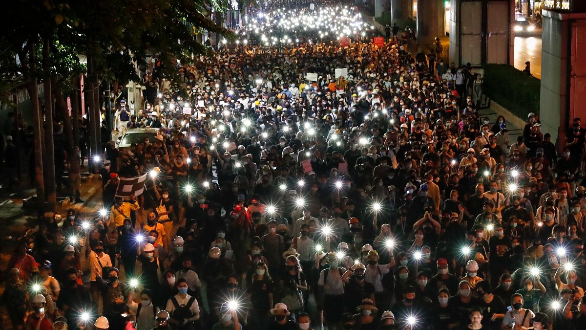 Tayland'ın başkenti Bangkok'ta demokrasi yanlısı gösteri düzenleyen göstericiler, cep telefonlarının ışıklarını açtı (arşiv)