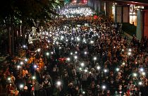 Tayland'ın başkenti Bangkok'ta demokrasi yanlısı gösteri düzenleyen göstericiler, cep telefonlarının ışıklarını açtı (arşiv)