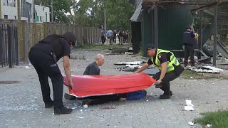 مواطن أوكراني قرب جثة نجله المراهق الذي قضى في قضف روسي على مدينة خاركيف