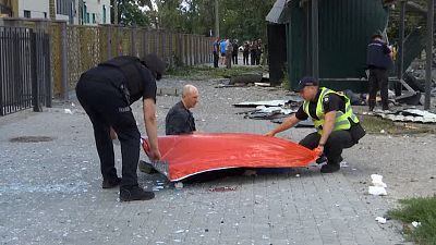 رجل يجلس قرب جثة ابنه الذي قتل خلال القصف 20/07/2022