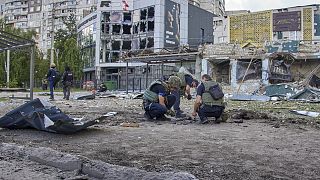 Rendőrök Harkivban, miután orosz rakétatámadás érte a kelet-ukrajnai várost