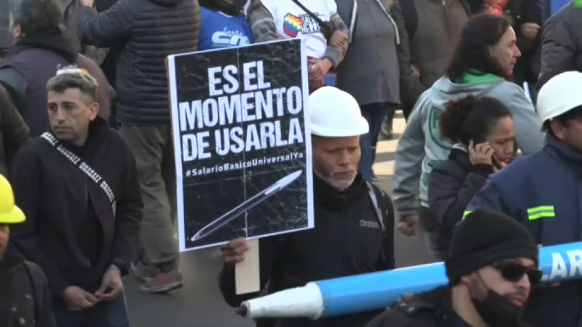 Protesta en Buenos Aires, Argentina, por un salario básico universal
