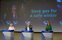 رئيسة المفوضية الأوروبية أورسولا فون دير لاين والمفوض الأوروبي فرانس تيمرمانز والمفوضة الأوروبية للطاقة في مؤتمر إعلامي في مقر الاتحاد الأوروبي في بروكسل.