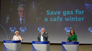 رئيسة المفوضية الأوروبية أورسولا فون دير لاين والمفوض الأوروبي فرانس تيمرمانز والمفوضة الأوروبية للطاقة في مؤتمر إعلامي في مقر الاتحاد الأوروبي في بروكسل.