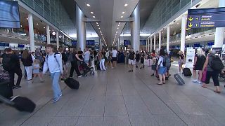 مسافرون في مطار كوبنهاغن في الدنمارك