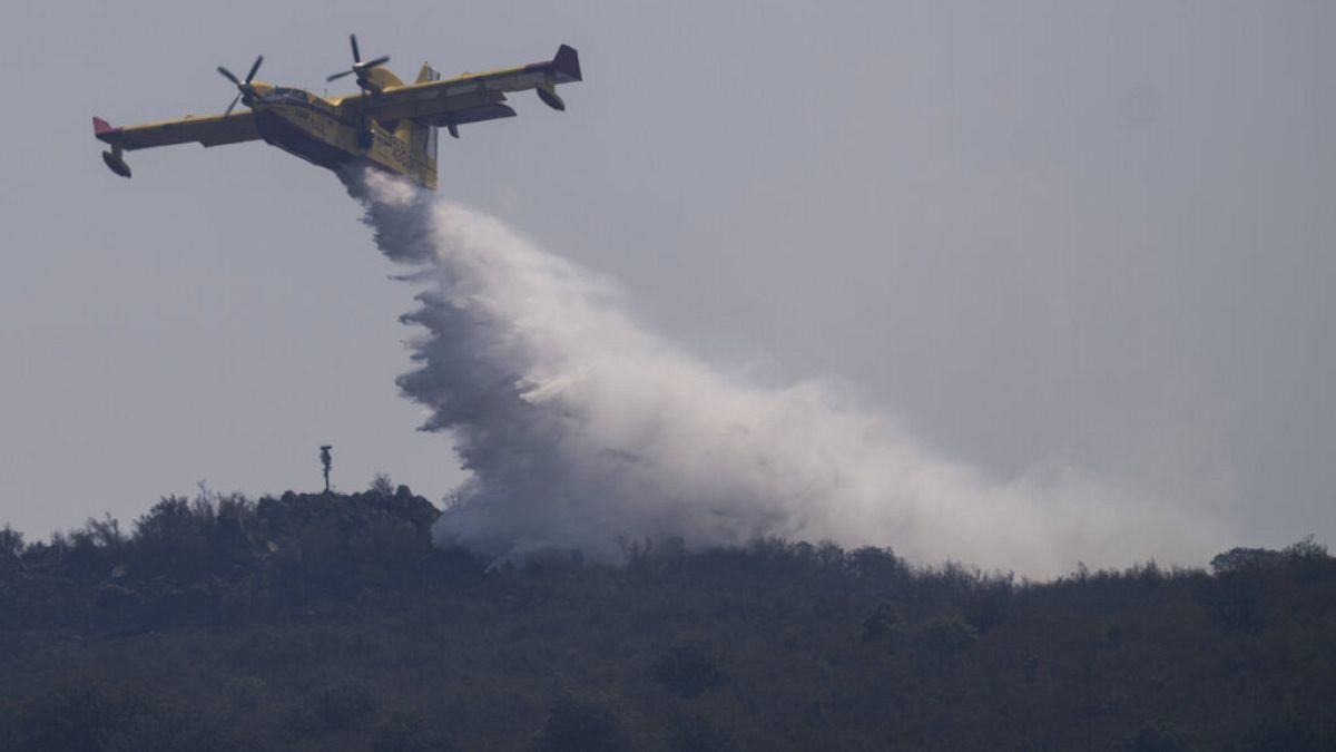 Plane drops water on Spanish wildfire