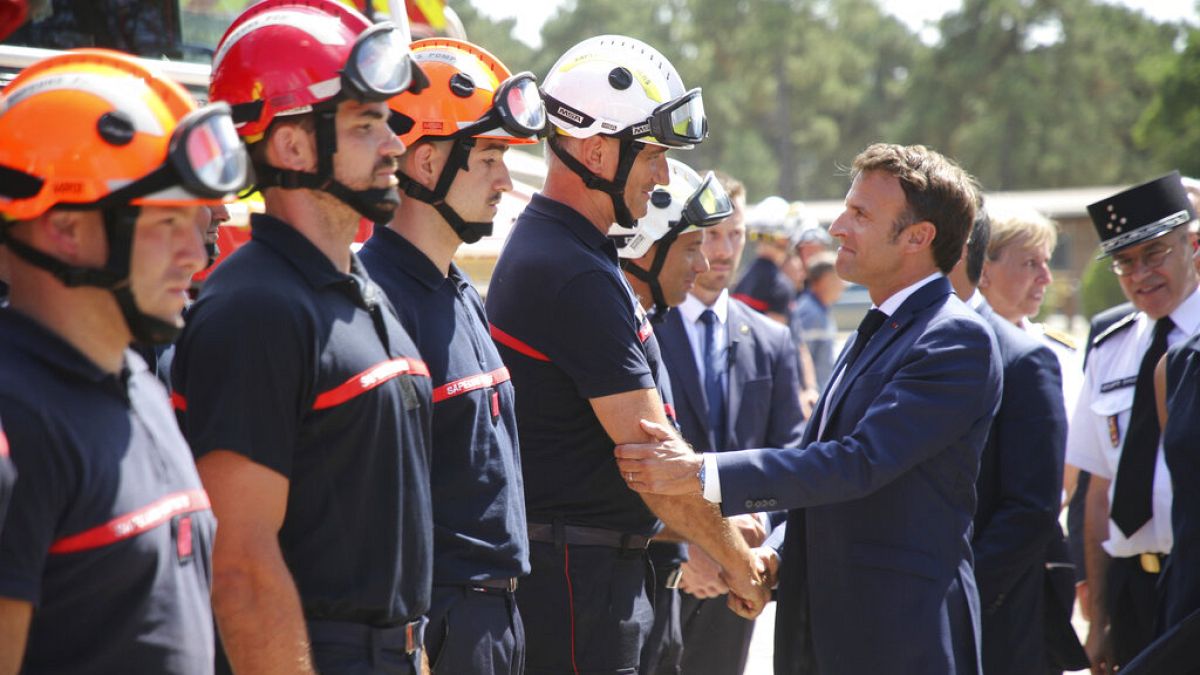 Президент Франции на встрече с пожарной бригадой, Ла-Тест-де-Бюш, департамент Жиронда