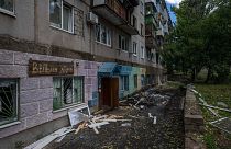 مبنى سكني متضرر من هجوم صاروخي على منطقة سكنية في كراماتورسك بشرق أوكرانيا، الثلاثاء 19 يوليو 2022.