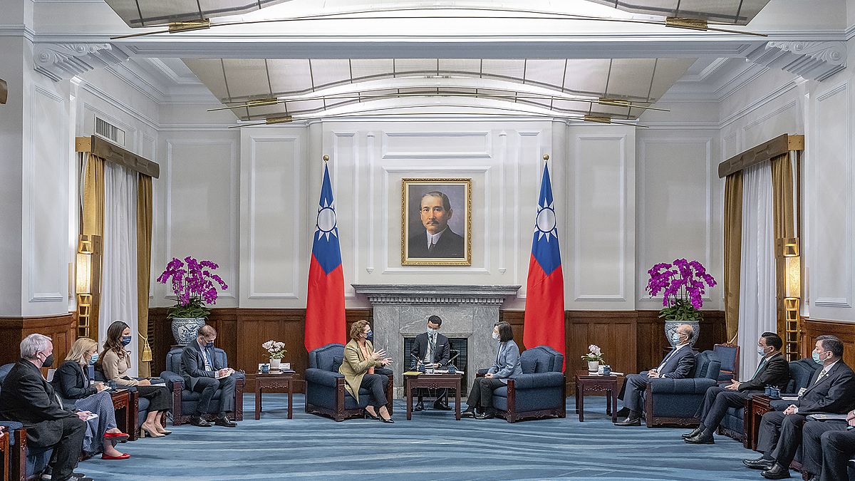 الرئيسة التايوانية تساي إنغ ون مع نائبة رئيس البرلمان الأوروبي نيكولا بير في المكتب الرئاسي في تايبيه، 20 يوليو 2022