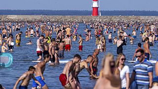 Der Strand in Warnemünde, Rostock, voller Menschen, die eine Abkühlung suchen. Mittwoch 20. Juli 2022