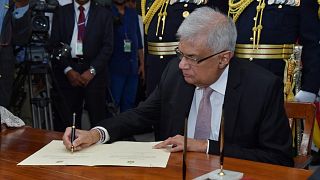 Le nouveau président du Sri Lanka, Ranil Wickremesinghe, signe après avoir prêté serment à Colombo, au Sri Lanka, jeudi 21 juillet 2022.