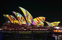A Sydney Opera House fényfestés idején 2022 nyarán