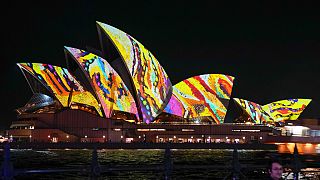 A Sydney Opera House fényfestés idején 2022 nyarán