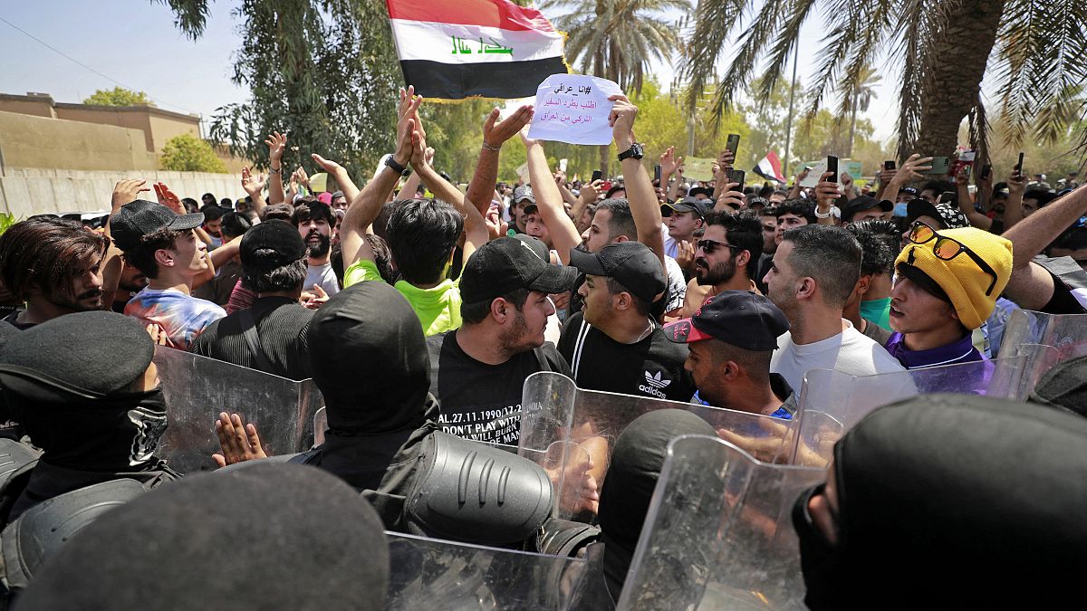 Irak'ta 9 kişinin öldüğü saldırı sonrası Bağdat'taki Türk Büyükelçiliği önünde protesto gösterisi yapıldı