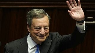 A távozó Mario Draghi megkönnyebbülten integet a parlamentben 2022. július 21-én