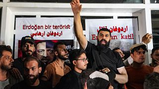 محتجون عراقيون يرددون هتافات مناهضة لأنقرة والرئيس أردوغان أمام مركز طلب التأشيرة التركية وسط مدينة النجف. 20 يوليو 2022.