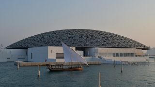 متحف اللوفر أبوظبي في الإمارات.