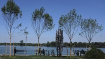 Des personnes se reposant sur la rive du Danube lors d'une journée ensoleillée à Belgrade, en Serbie, samedi 23 mai 2020.