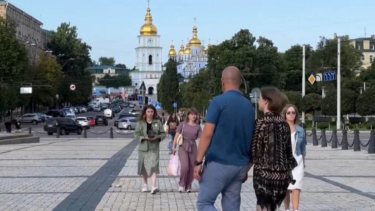 Gente paseando por las calles de Kiev