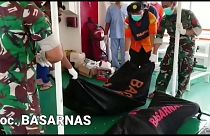  Rescatadores llevando una bolsa de cadáveres a un barco de rescate, Ternate, Indonesia, 21/7/2022