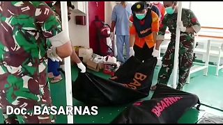  Rescatadores llevando una bolsa de cadáveres a un barco de rescate, Ternate, Indonesia, 21/7/2022
