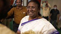 رئيسة الهند المنتخبة دروبادي مورمو تحيي الحشد الذي تجمع في مقر إقامتها المؤقت في نيودلهي، الهند، الخميس 21 يوليو 2022.