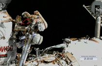 astronauta e cosmonauta trabalham no espaço
