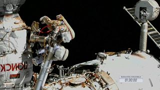 Los astronautas de la EEI durante el paseo espacial, 21/7/2022