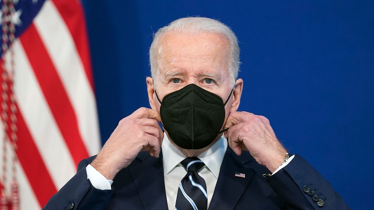 Joe Biden envergando uma máscara anticovid