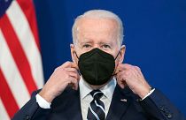 Joe Biden envergando uma máscara anticovid