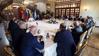Des délégations russe et ukrainienne rencontrent des observateurs de l'ONU et des membres du ministère turc de la Défense à Istanbul, en Turquie, le mercredi 13 juillet 2022.