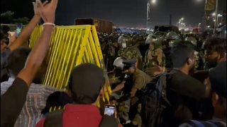 قوات الأمن تداهم مخيم احتجاج  في كولومبو بسريلانكا.