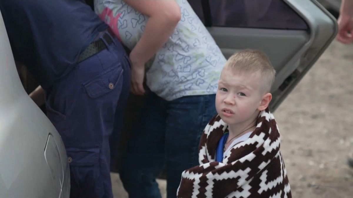 Kind auf dem Rückweg in russische besetztes Gebiet in der Ukraine