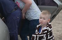 Kind auf dem Rückweg in russische besetztes Gebiet in der Ukraine