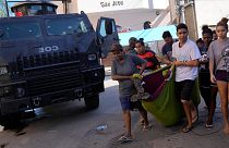Des habitants transportent un corps dans la favela Complexo do Alemao à Rio de Janeiro, au Brésil, jeudi 21 juillet 2022.