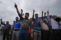Tüntetők kormányellenes szlogeneket skandálnak Srí Lankán - 2022.07.22.