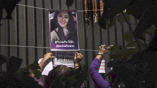 احتجاج منظمات نسائية أمام حكومة ولاية خاليسكو في مكسيكو سيتي للتنديد بإحراق ناشطة حية.