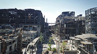 A június 13-án, az orosz Honvédelmi Minisztérium által közreadott képen az Azovsztal acélművek jelenlegi állapota látszik. A gyár szinte teljesen megsemmisült az ostromban