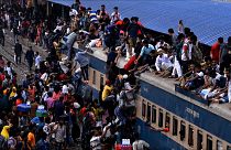 السفر على أسطح القطارات في بنغلادش