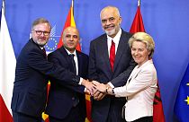 Petr Fiala cseh, Dimitar Kovacsevszki észak-macedón és Edi Rama albán miniszterelnök, valamint Ursula von der Leyen, az Európai Bizottság elnöke 
