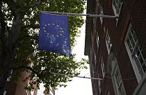 Флаг ЕС развевается рядом с пустым флагштоком, на котором висел флаг Великобритании, когда она входила в ЕС возле представительства Европарламента в Лондоне.