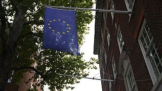 Bandera europea ondeando fuera de la Casa de Europa, junto a un asta vacía donde solía colgar la bandera del Reino Unido cuando Gran Bretaña estaba en la UE